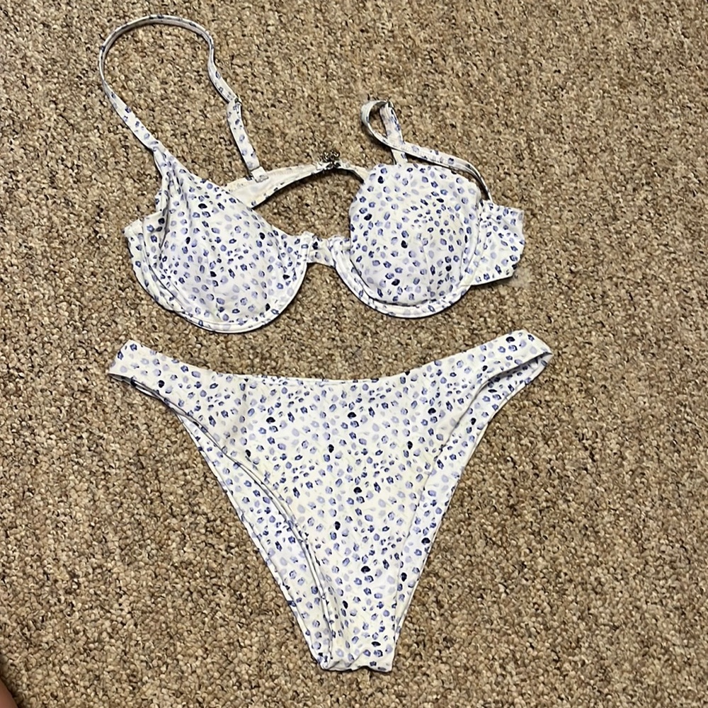 NWOT bikini set. Medium. Clasp in back and no padding